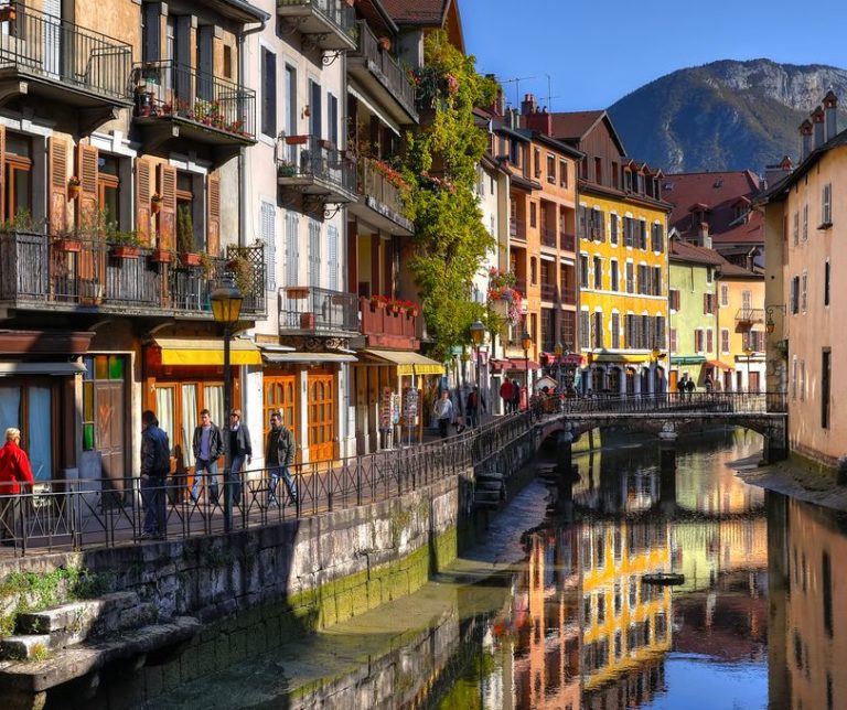 La ville d'Annecy est en tête du classement établi par l'association "Villes et villages où il fait bon vivre". © Getty - Sergio Parisi
